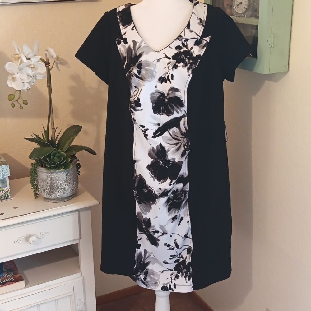 NWT Avenue Elegant Colorblock Black And Floral  Dress